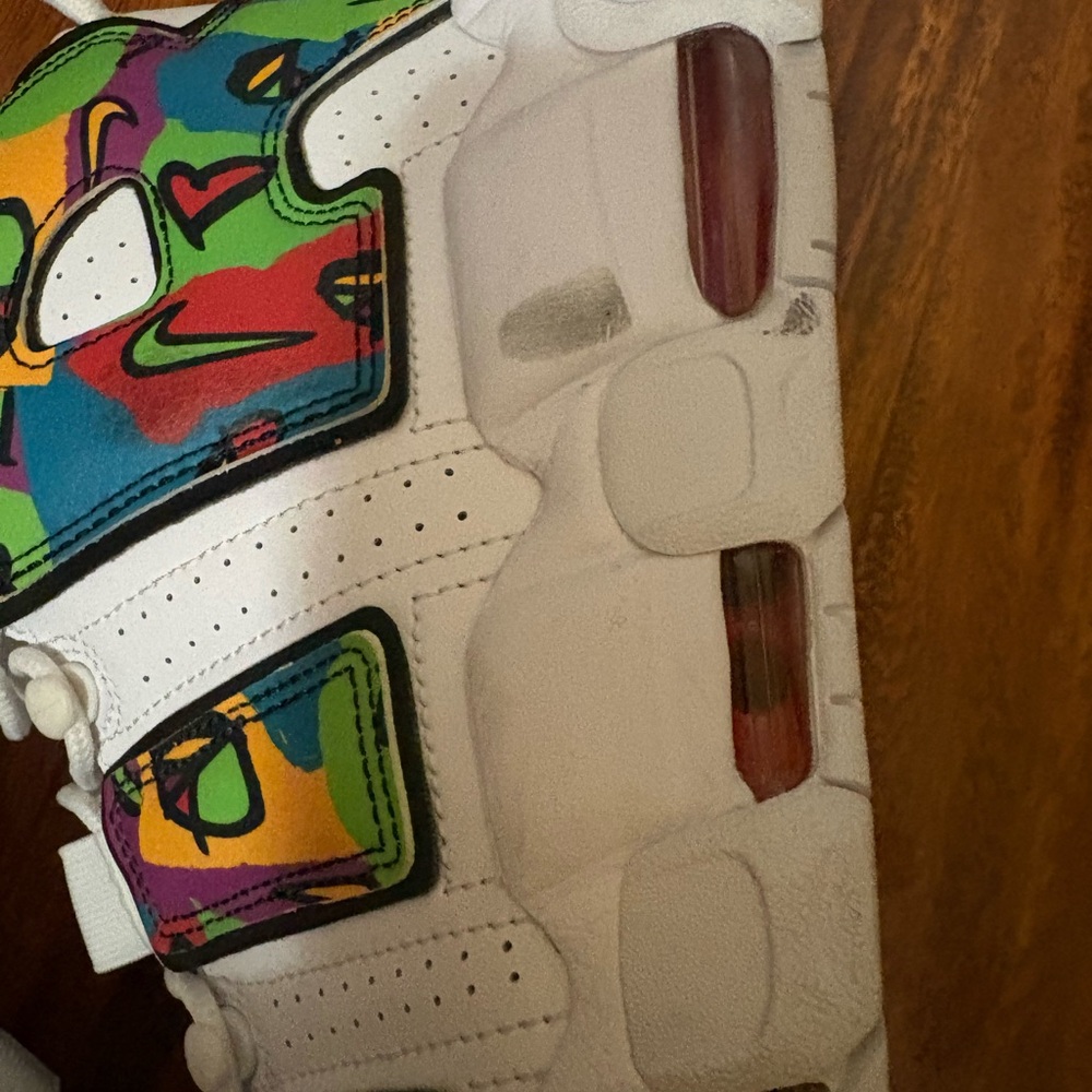 Nike Air More Uptempo
Peace, Love, Swoosh - Picture 4 of 9